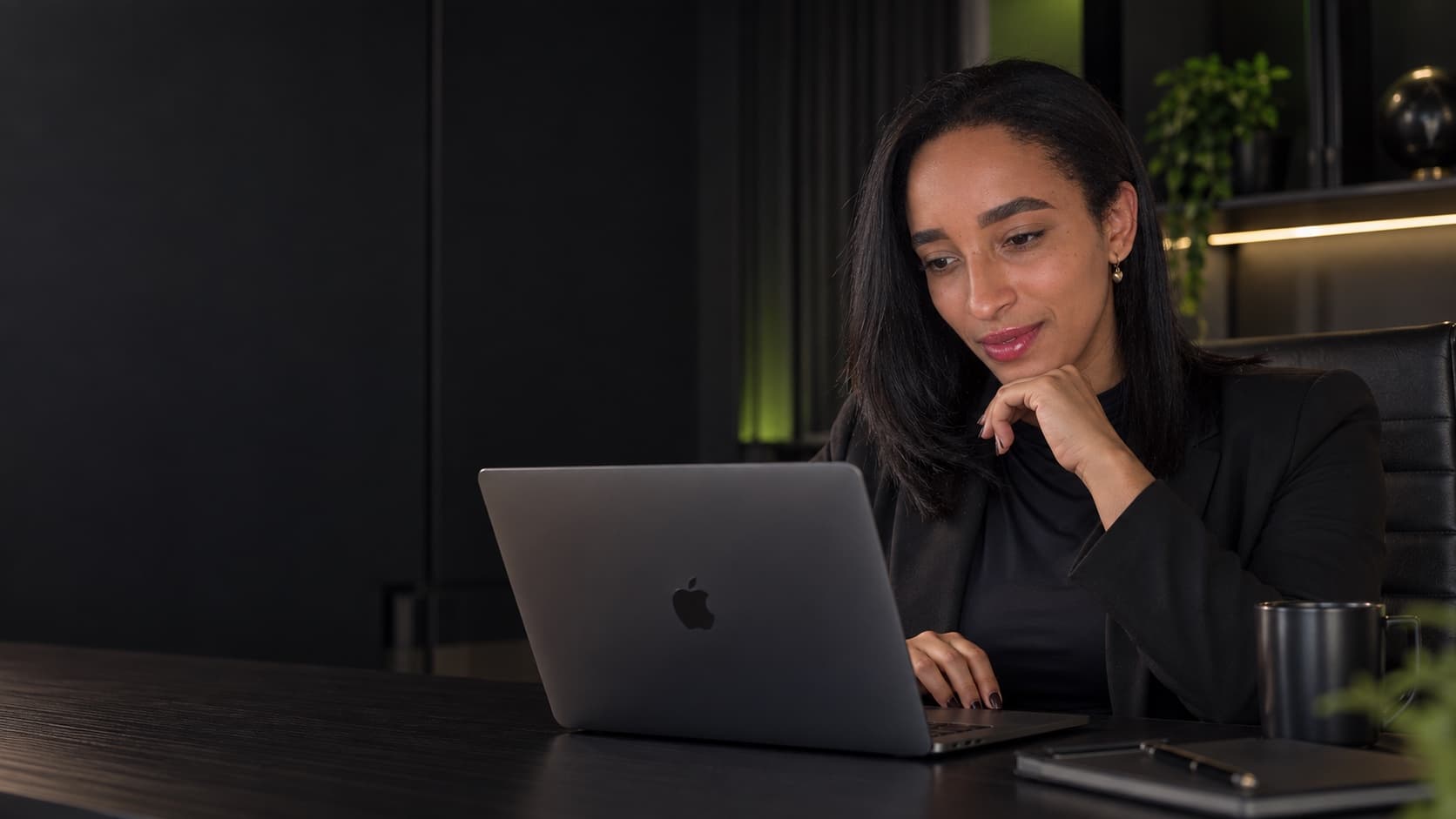 Jessica, desenvolvedora e fundadora da jessicadev, trabalhando no notebook
